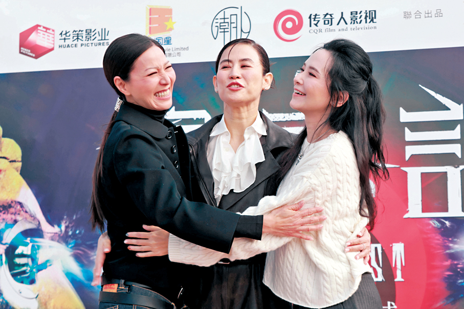 ●（左起）滕麗名、宣萱和郭羡妮興奮相擁。 香港文匯報記者北山彥  攝