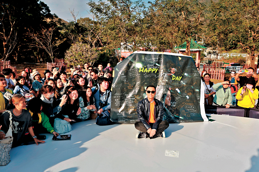 ●林峯與粉絲合影留念。  香港文匯報記者北山彥 攝