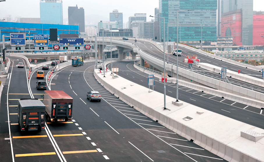 ●中九龍繞道啟德出口四條行車線前往三個方向，已增設「雪糕筒」分隔。香港文匯報記者郭木又  攝