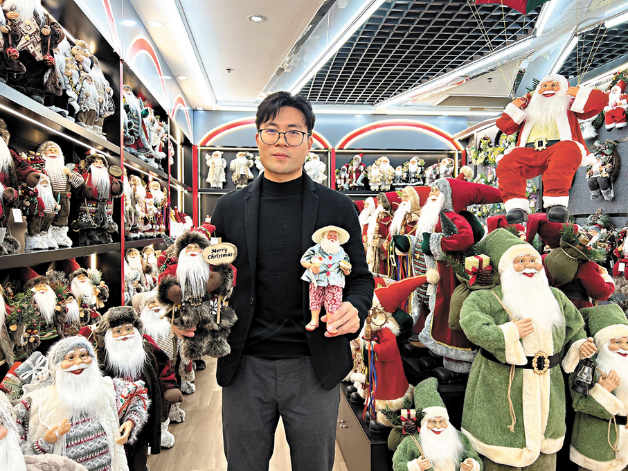 ●龔永強的聖誕老人既有穿夏裝又有穿冬裝，滿足南北半球客戶的需求。    香港文匯報記者俞晝 攝