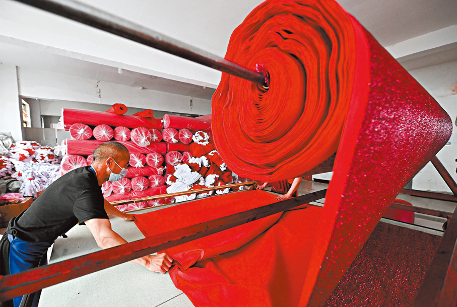 ●工人忙於切割聖誕用品所用的布料，供應來自國際市場的訂單需求。 資料圖片