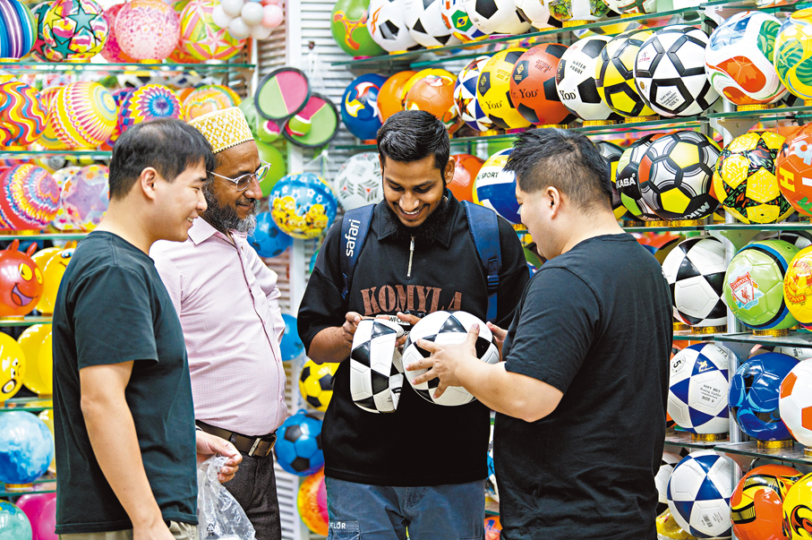 ●2026年的世界盃賽事漸近，9月份，不少外商在義烏國際商貿城的檔口洽談、採購。  資料圖片