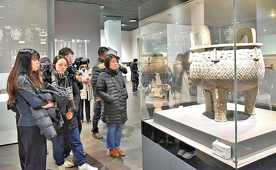 ●香港教育大學陝西大思政研學計劃參訪團師生在西安博物院感受古都厚重的歷史文化。 香港文匯報記者李陽波  攝