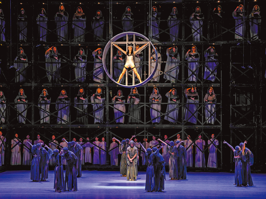 ●《布蘭詩歌》由環繞舞台的8米高台營造修道院內景，過百位合唱團成員現場演唱。