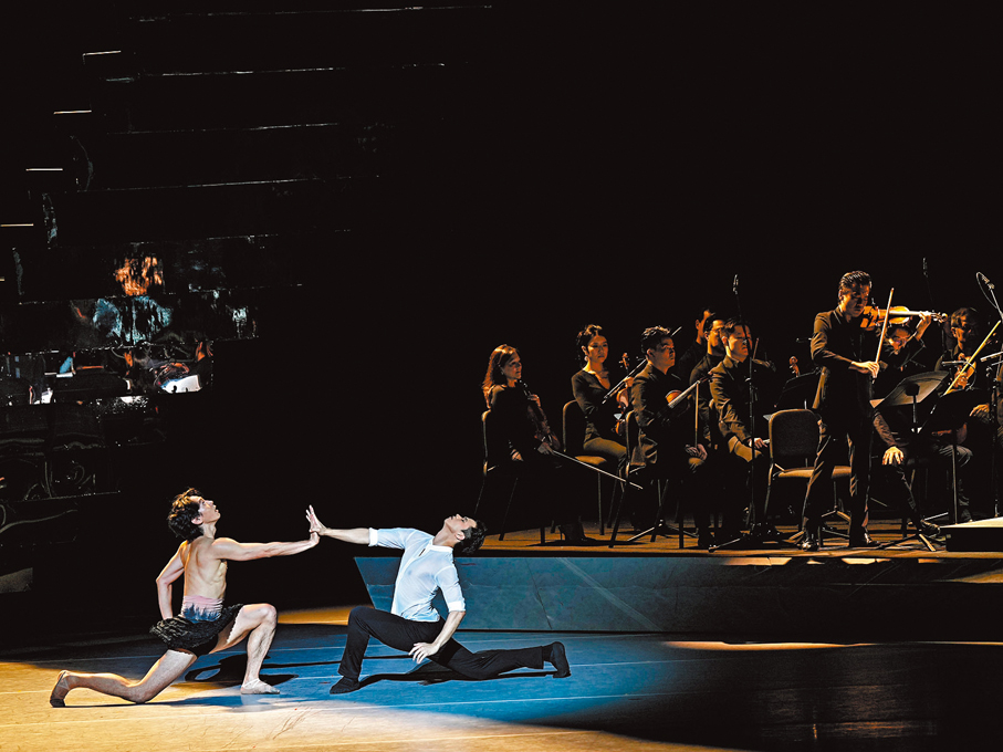 ●在《最後的歌》中，港樂樂師與舞者一同於舞台之上演出。