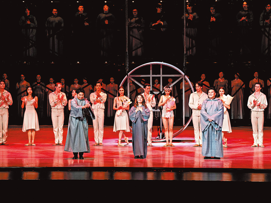 ●（左起）知名歌唱家劉濤、邱芷芊和任勝之在演出後謝幕。