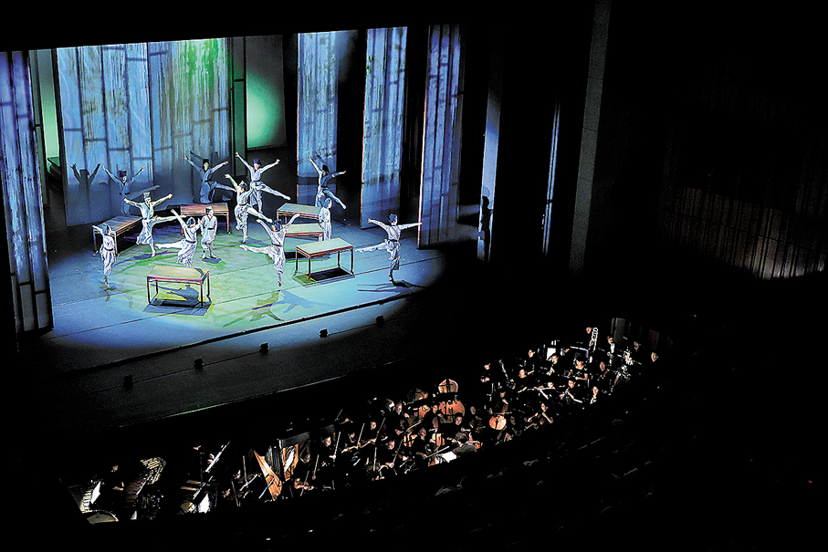 ●港芭舞者與澳門樂團同台演繹《梁山伯與祝英台》。