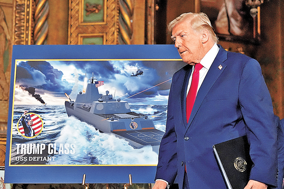 ●特朗普在記者會上展示「特朗普級」戰列艦模擬圖像。 美聯社