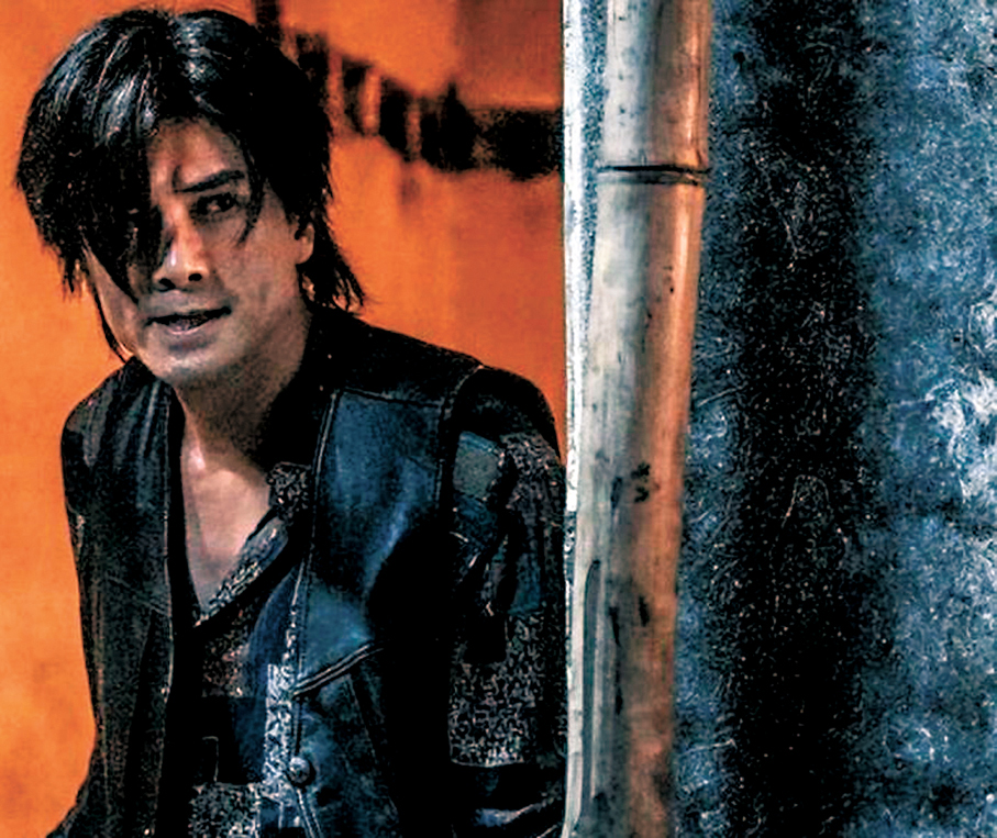 ●伍允龍在戲中與多人對決。