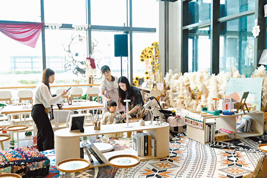 ●碼頭大樓內的商舖吸引市民光顧。香港文匯報記者涂穴  攝