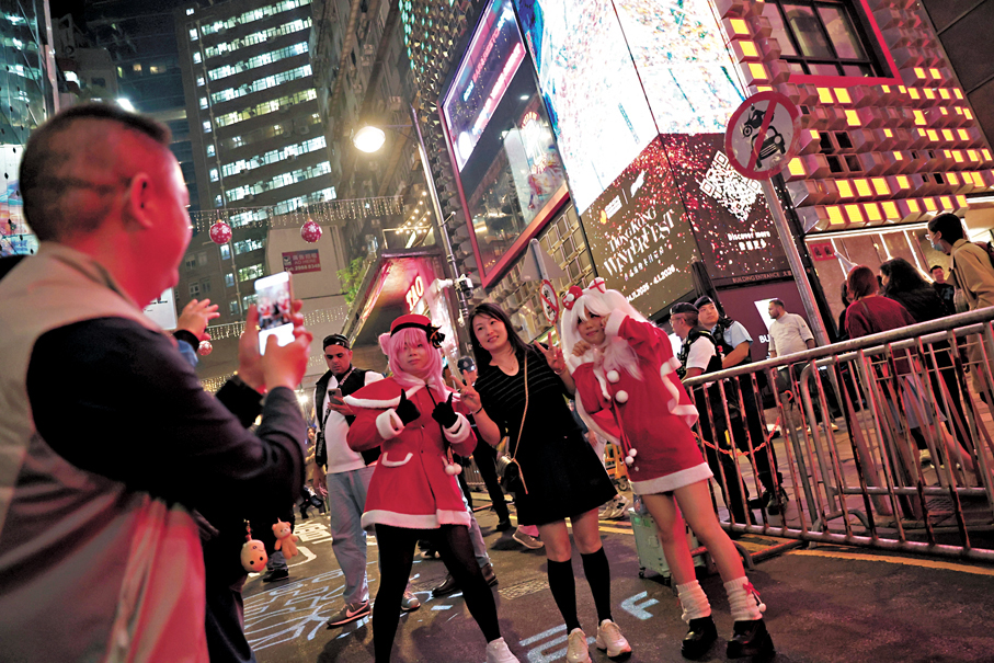 ●市民和遊客在蘭桂坊歡度平安夜。 香港文匯報記者萬霜靈 攝