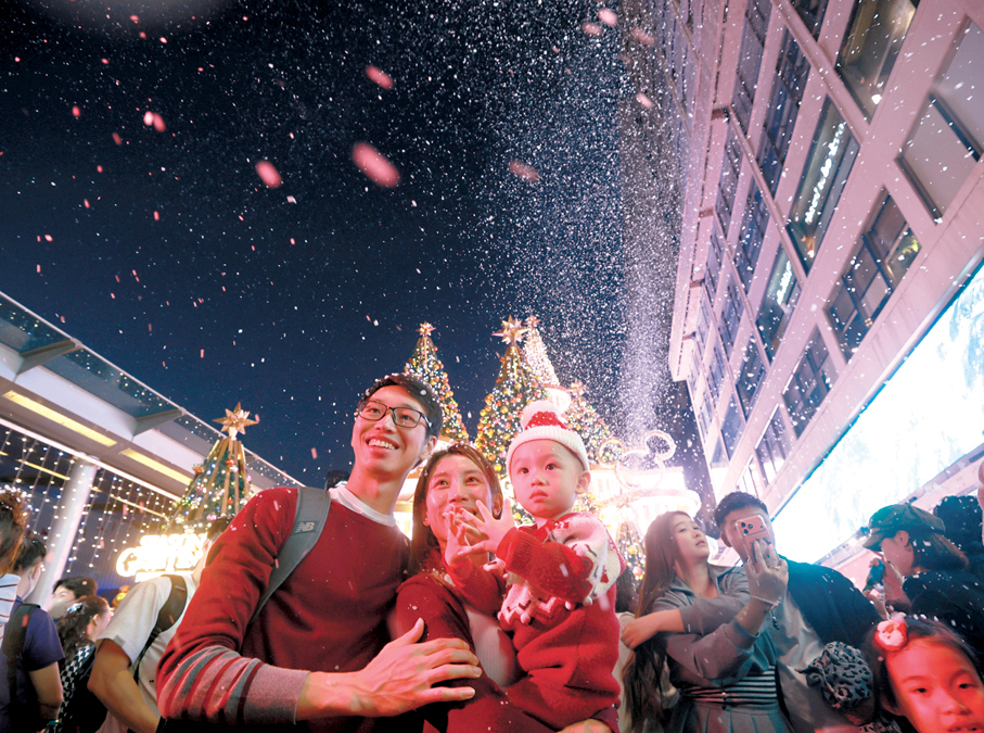 ●尖沙咀海港城特別設有「飄雪」表演，營造雪花紛飛的效果，每次持續約15分鐘。 香港文匯報記者郭木又  攝