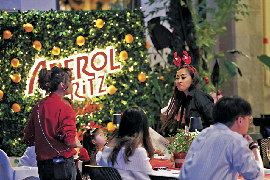 ●蘭桂坊有酒吧設置聖誕樹，營造節日氛圍。香港文匯報記者萬霜靈  攝