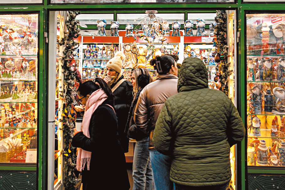 ●受關稅等多重因素影響，美國聖誕佳節氣氛蒙上經濟負擔的陰影。 彭博社