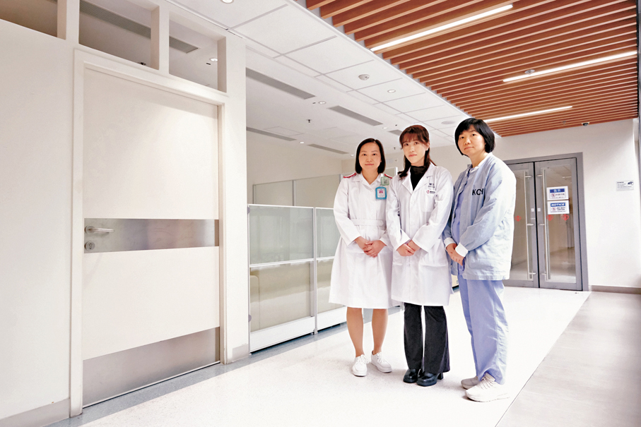 ●左起：葵涌醫院精神健康專線團隊成員黄鳳仙、吳凱怡、朱海燕。 香港文匯報記者涂穴  攝