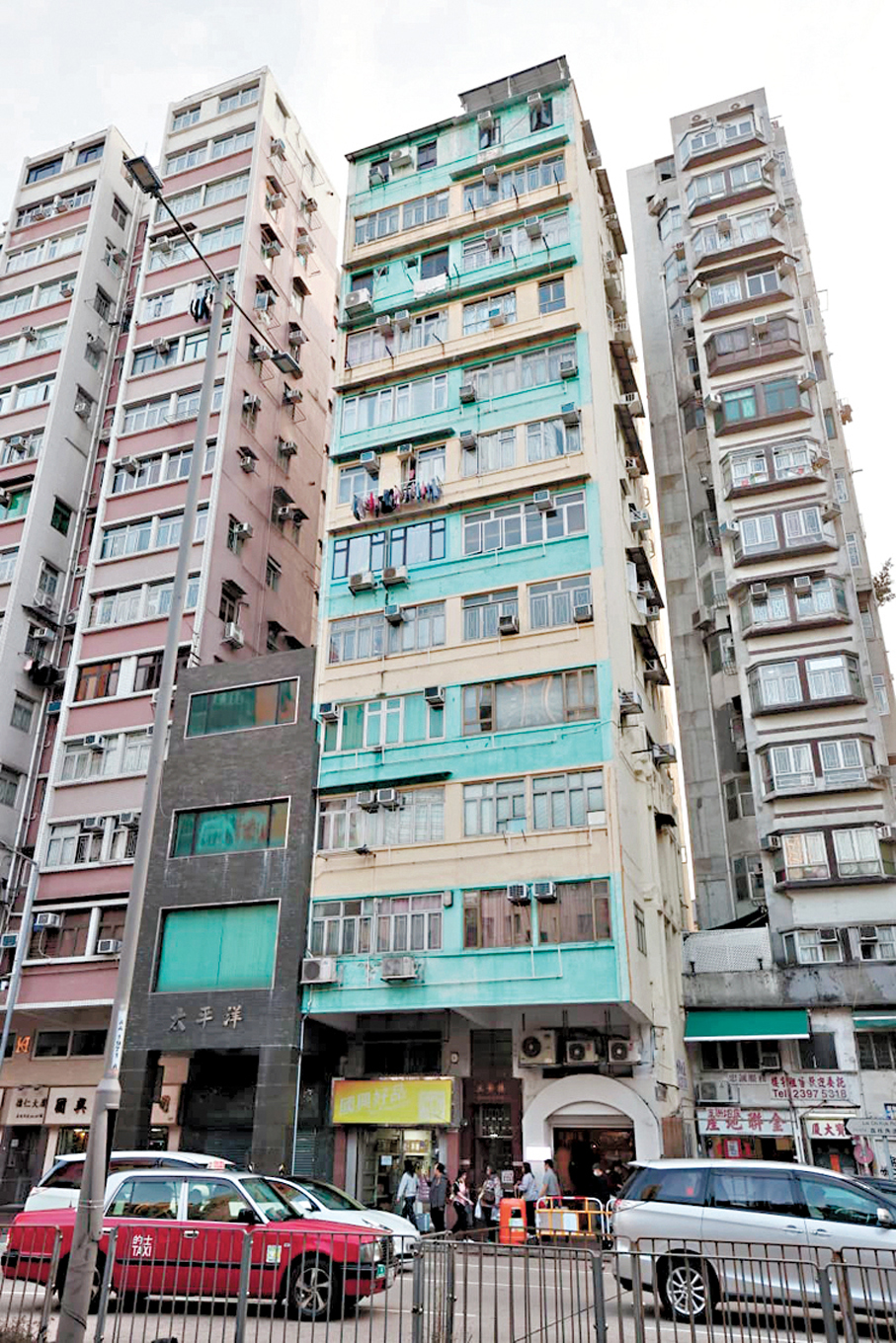 ●樓齡逾60年的旺角五華樓，年前進行大維修，惜工程陷入爛尾危機，外牆仍然是破舊模樣。 香港文匯報記者文禮願 攝