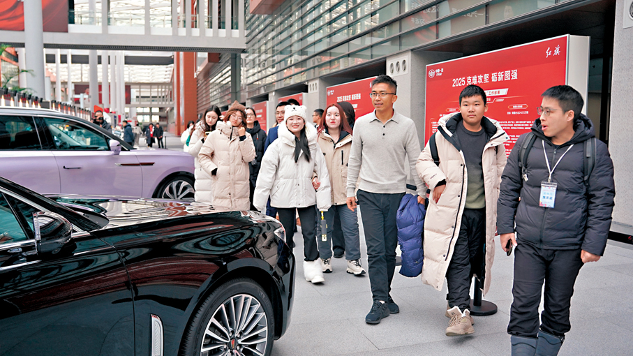 ●「范長江行動」學生走進中國一汽NBD總部觀察與採訪。香港文匯報記者盧冶  攝
