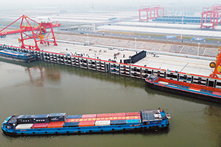 ●位於河南省商水縣的周口港中心作業區昨日正式開港運營。 中新社