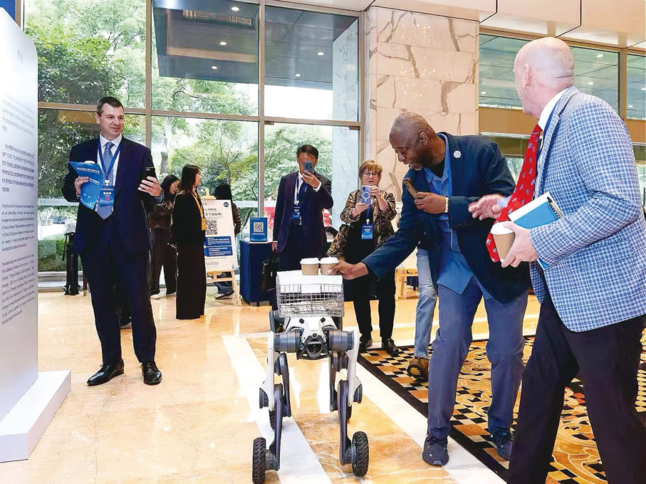 ●在杭州舉行的第七屆中美友城大會上，美方嘉賓體驗機器狗送餐服務。