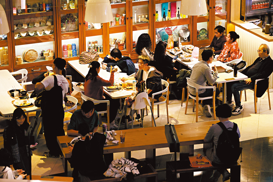 ●失業率從高位回落，基層打工仔工作機會及收入增加，其中飲食業最快回暖。圖為餐廳顧客眾多。