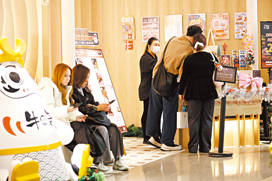 ●顧客等候安排入座。