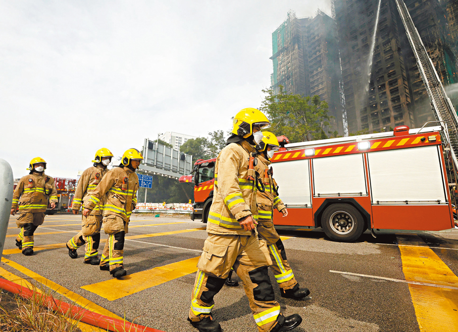 ●消防工會協會指出，不實言論不但侮辱消防處的專業，也嚴重打擊團隊精神。圖為宏福苑五級大火消防員在執勤。 資料圖片