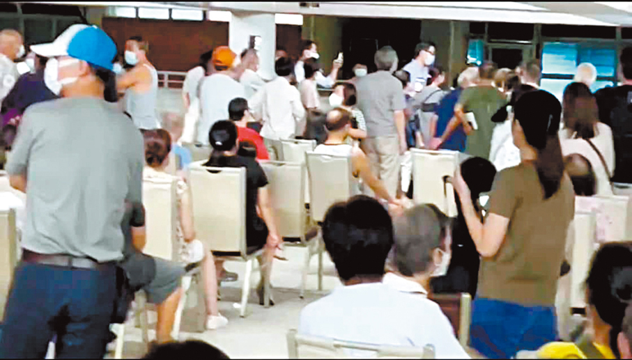 ●大維修不時引起「圍標」疑雲，圖為小業主與法團在會議上爭執，場面混亂。資料圖片