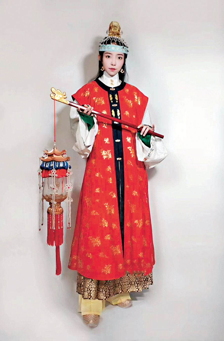 ●劉揚示範她復原的其中一套明代少女節慶穿搭。受訪者供圖