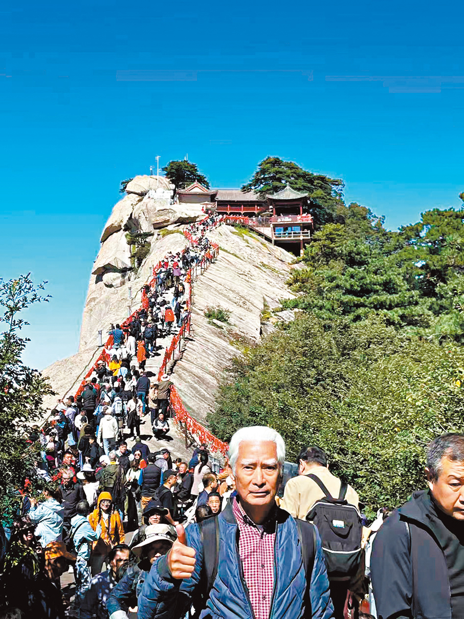●高雄近期徒步上華山，還被不少遊客認出。