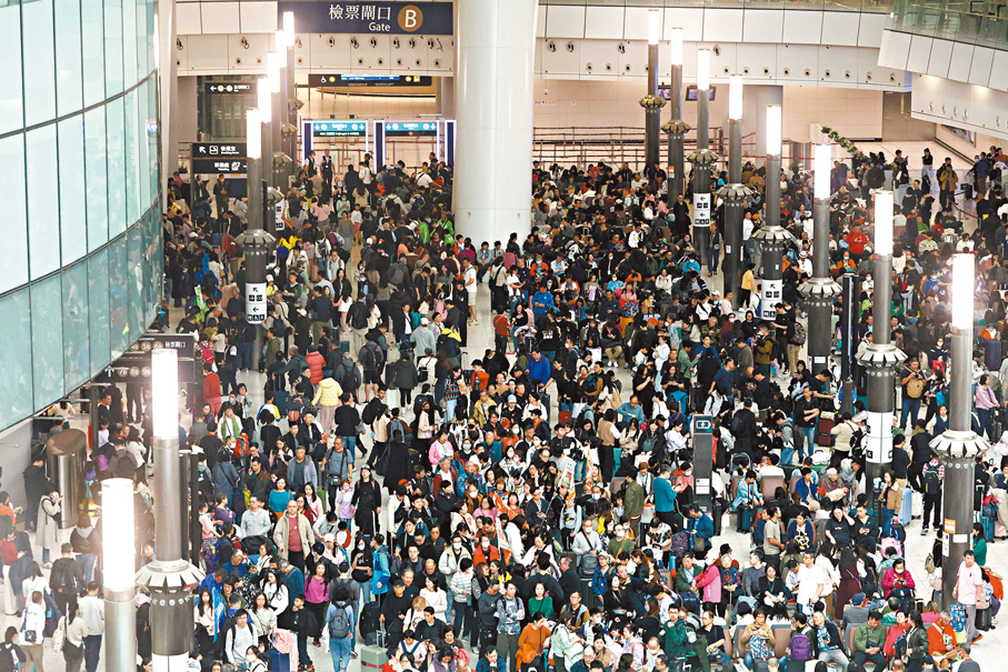 ●有近42萬人次經高鐵西九龍站等各出入境口岸出境，主要趁假期到廣東省短線旅遊。圖為高鐵西九龍站人頭湧湧。 香港文匯報記者黃艾力 攝