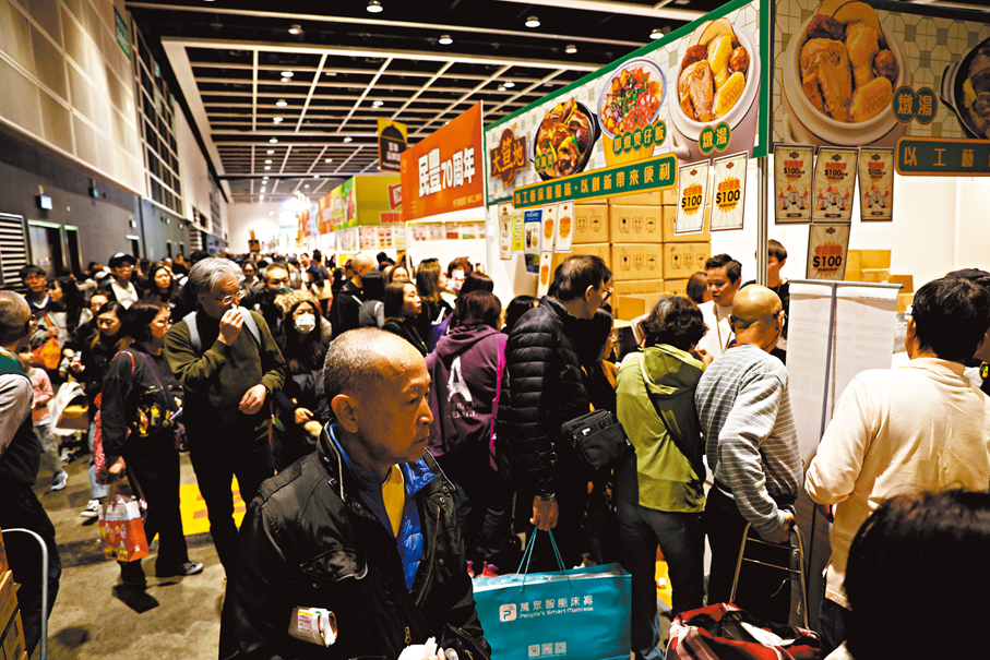 ●第二十三屆香港冬日美食節一連五天在灣仔會議展覽中心3樓舉行，昨日現場人潮如鯽。 香港文匯報記者萬霜靈  攝