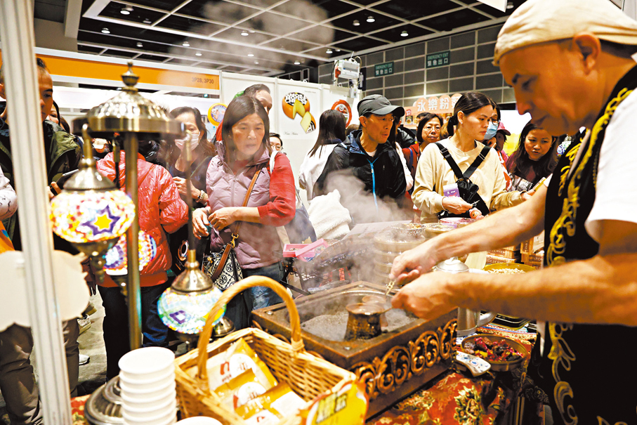 ●現場有不少攤位可試飲試食，吸引不少顧客駐足品嘗。香港文匯報記者萬霜靈  攝