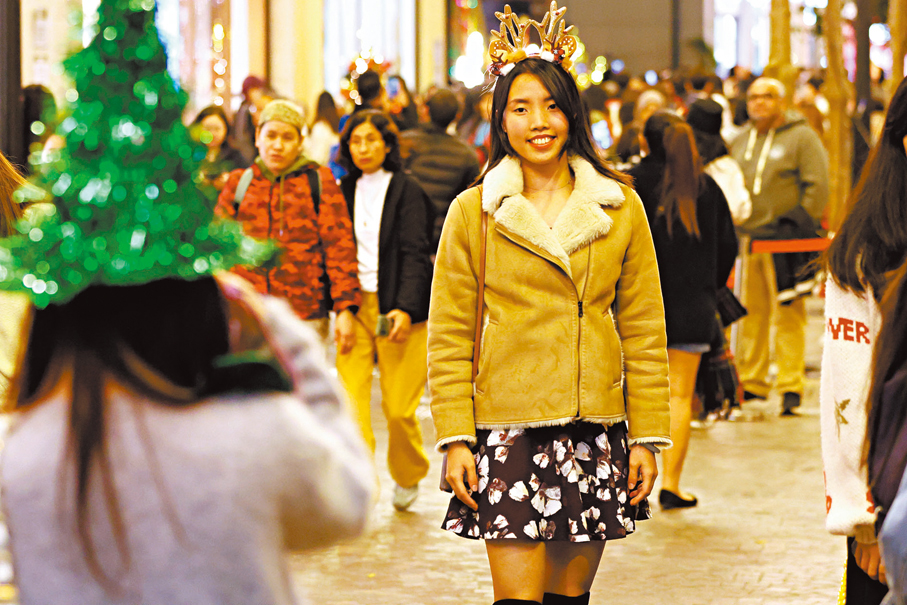 ●東北季候風正影響廣東沿岸，香港昨日相當清涼，不少市民添加厚衣出門。 香港文匯報記者萬霜靈  攝