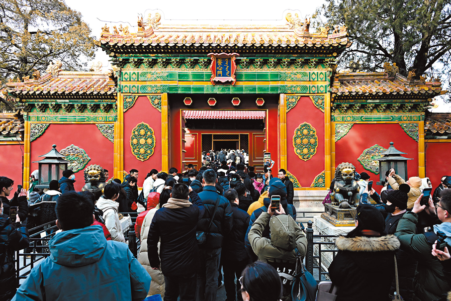 ●12月26日，關閉十年的北京故宮博物院養心殿向公眾重新開放。遊客通過養心門進入養心殿。  中新社