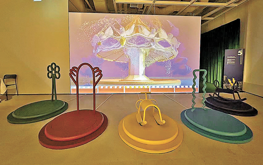 ●互動裝置《平衡的和諧》，由熒幕中的巨型迴轉木馬以及現實展場中出現的五組分別代表天空、海洋、陸地、植物、人類的平衡裝置組成。