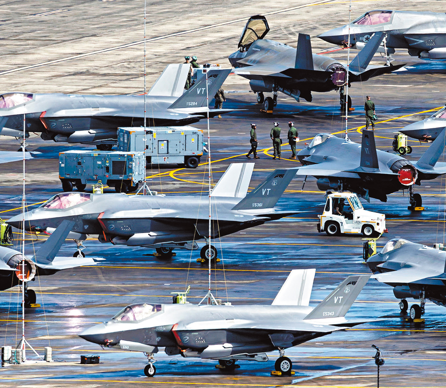 ●美國空軍F-35A和美國海軍陸戰隊F-35B戰鬥機。 路透社