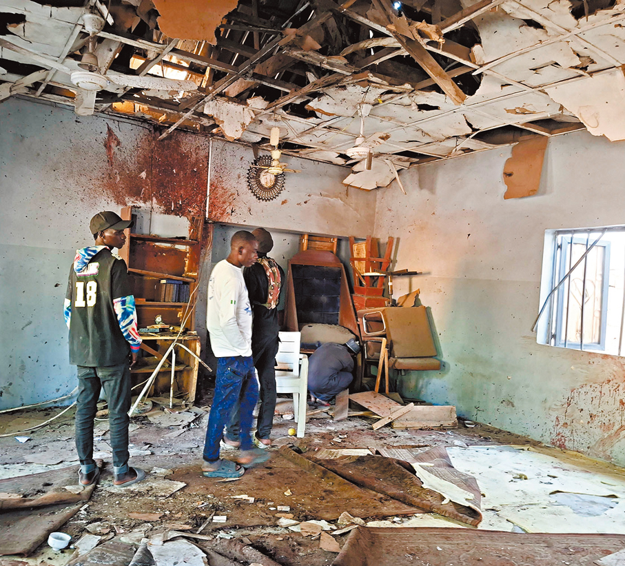 ●民眾視察損毀情況。 美聯社