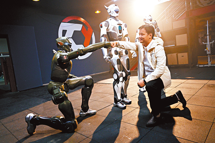 ●眾擎創始人兼CEO趙同陽與旗下全尺寸通用人形機器人T800擊拳。 香港文匯報深圳傳真