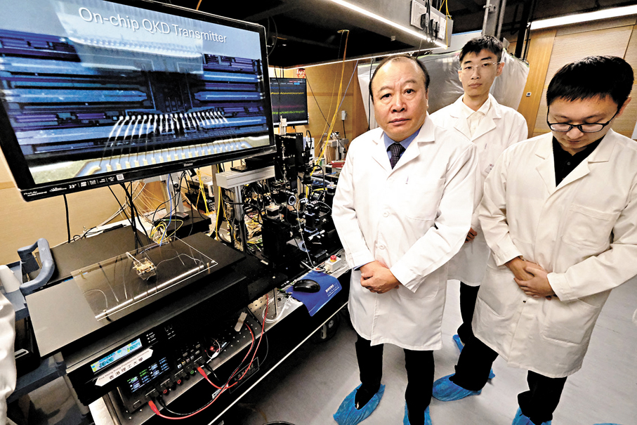 ●劉愛群（左）與研究團隊。香港文匯報記者涂穴 攝