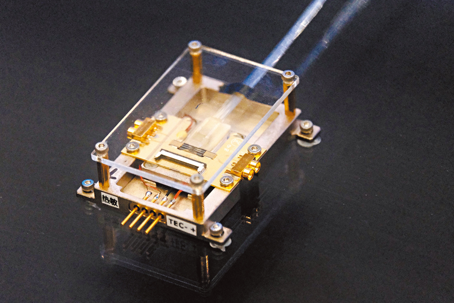 ●港理大研發的量子通信晶片。 香港文匯報記者涂穴 攝