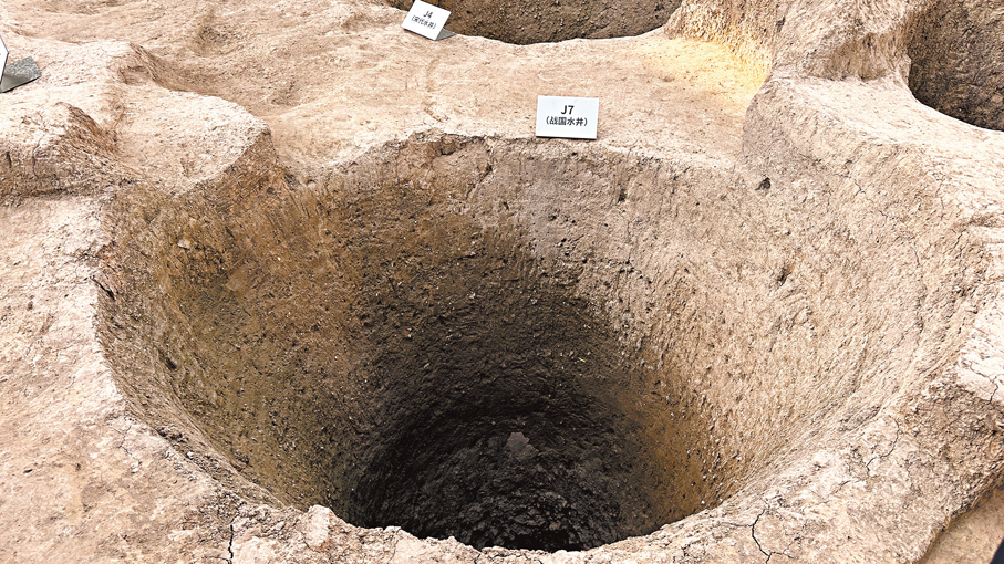 ●在大明湖西南遺址考古發掘現場發現眾多水井、水渠，圖為一口戰國水井。