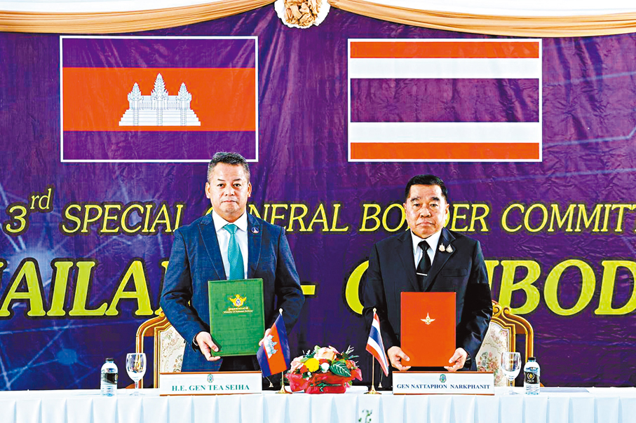 ●泰國防長納塔蓬（右）與柬埔寨副首相兼國防大臣迪西哈簽署停火聲明。 美聯社