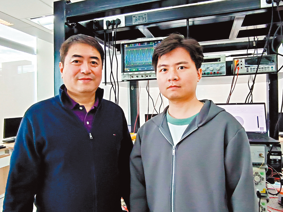 ●靈光量子創始人鄭韶輝（左）表示公司策略是「寬度一厘米，深度一萬米」。