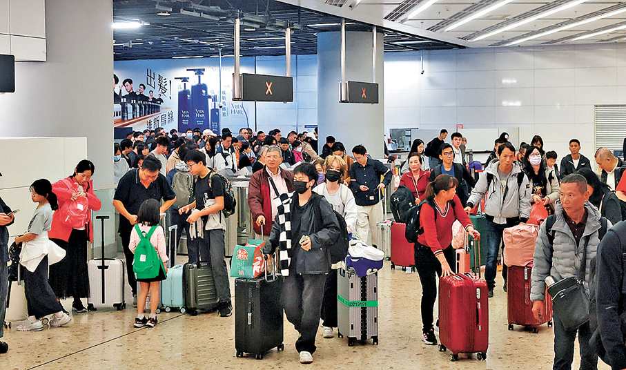 ●昨日傍晚時分，大批抵港市民與遊客拖着行李走出高鐵西九站。香港文匯報記者郭木又  攝