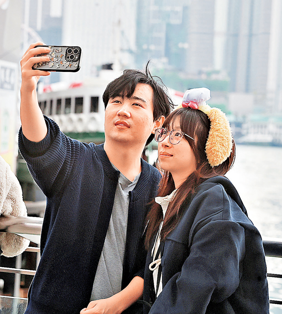 ●湖北旅客程先生與吳小姐。香港文匯報記者郭木又  攝