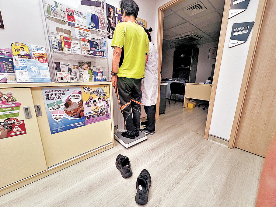 ●明叔見醫生前先量度身高體重。 香港文匯報記者廣濟  攝