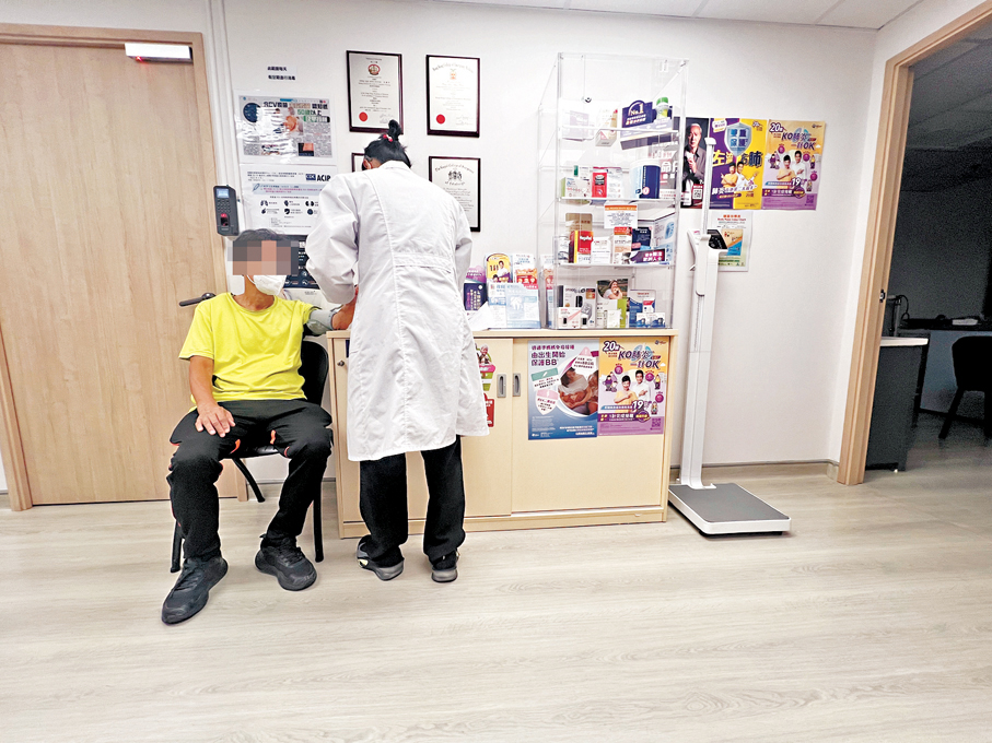 ●所謂的「治療師」（右）僅為明叔量度血壓、脈搏。 香港文匯報記者廣濟  攝