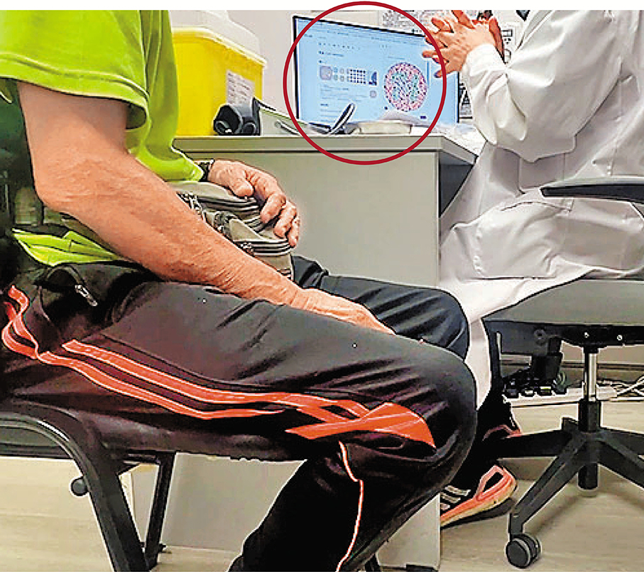 ●負責體檢的醫生竟只在網上隨便搜索相關圖片（紅圈），便為明叔（黃衫）做視力測試。 香港文匯報記者廣濟  攝