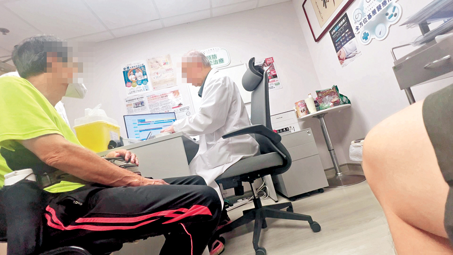 ●醫生簡單詢問明叔（黃衫）病史後，短短數分鐘就簽發適合駕駛證明。香港文匯報記者廣濟 攝