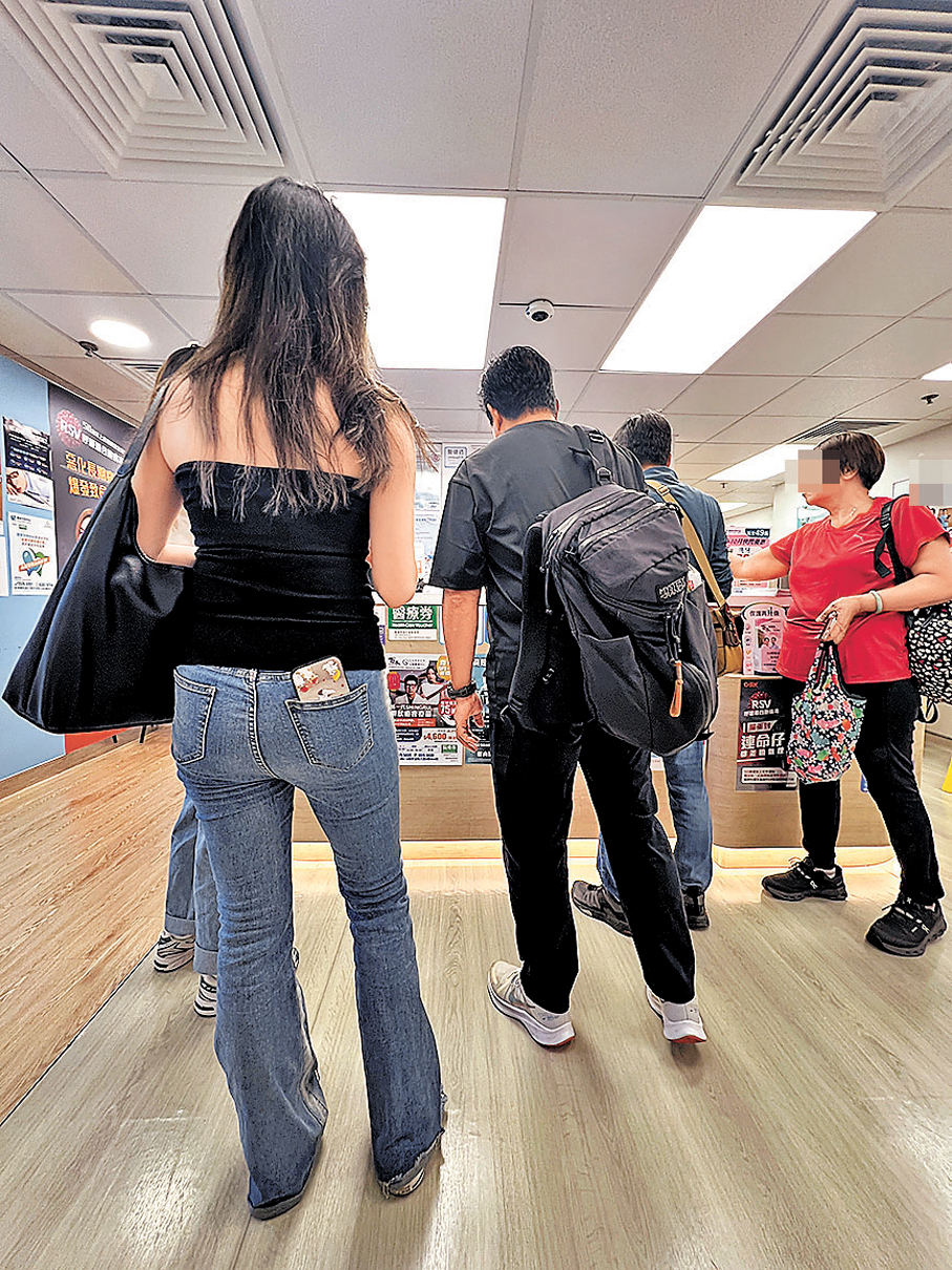 ●診所體檢安排混亂，不少人都要「摸門釘」。 香港文匯報記者廣濟 攝